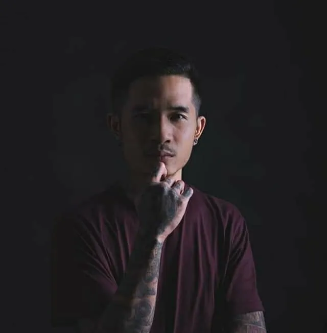 Raymond (1988–2021), known by the name Weymon Oo, was a Burmese songwriter, singer, and music expert. He was born in Yangon in 1988 to famous musicians, songwriter and singer Saw Khu Sae, and singer Khine Myat Mon. His childhood name was Tutt Pyi, and he had one younger sister. His parents separated when he was young, and he was raised by his mother.
Following the 2021 coup, due to his prominent involvement in urban protests, he was charged under Section 505 (b) for inciting public unrest and was arrested. He later joined revolutionary forces in the areas of liberated zones.
On the morning of June 23, 2021, he suddenly passed away due to a ruptured abdominal aneurysm. He was only 32 years old at the time of his death.